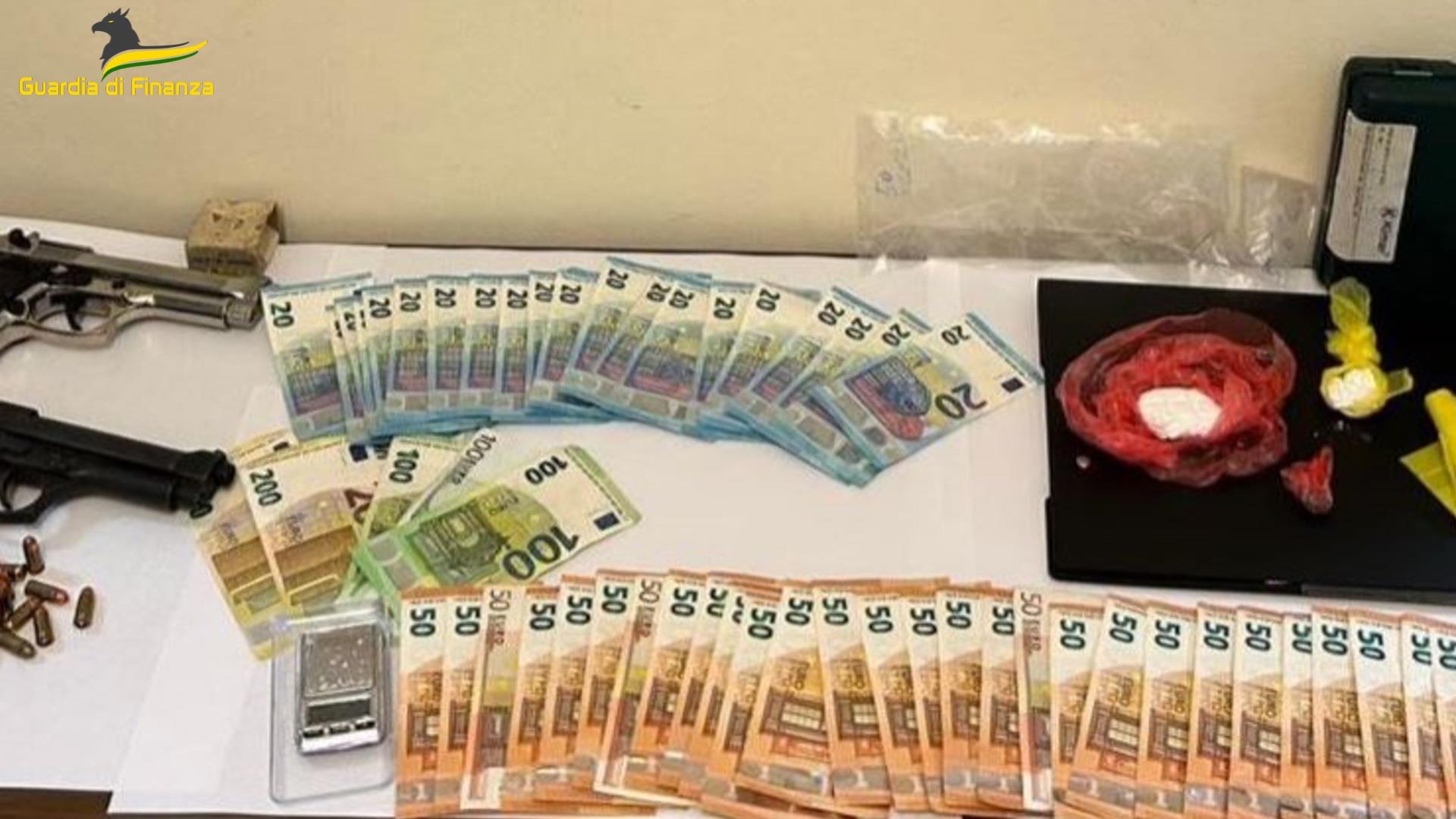 Arma giocattolo modificata, cocaina e 3mila euro in contanti: arrestato